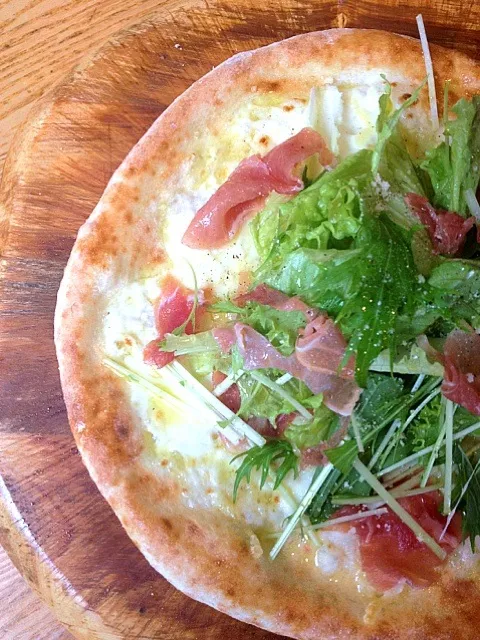 Snapdishの料理写真:生ハム＆フレッシュ野菜のpizza|hony&honyさん