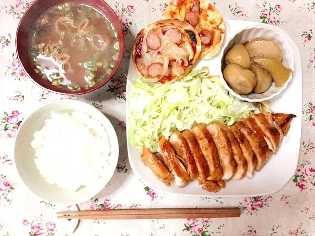 Snapdishの料理写真:鶏の照り焼き、里芋の煮っころがし、餃子の皮ピザ|なつはらさん