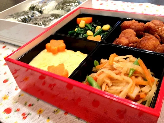 定番おかずとおにぎりのお弁当♪|ひかるんさん