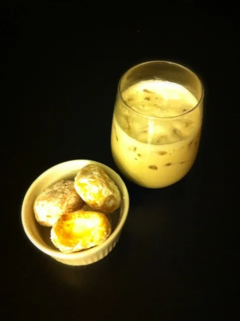 Snapdishの料理写真:Cream filled powdered donut holes with Kahlua and cream|Adriana Munozさん