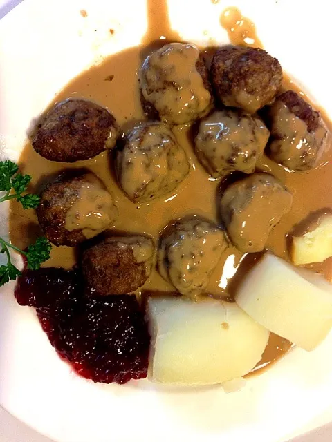 Snapdishの料理写真:Swedish meatballs @ IKEA|su ann chongさん