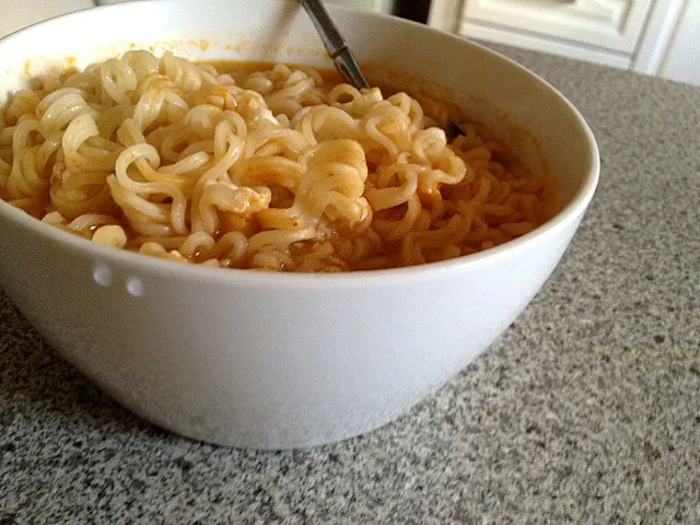 Lonely lunch 🍜 curry instant noodles with an egg|(=^x^=)さん