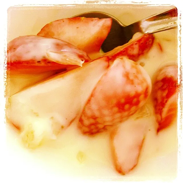 Yogurt with fresh strawberries|su ann chongさん