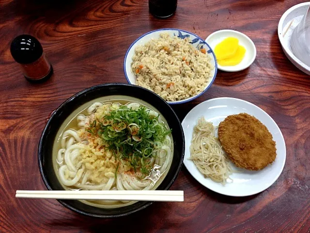 素うどん＋コロッケ＋かしわご飯大盛り。|Yas Nakさん