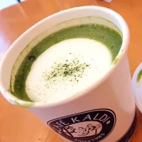 Snapdishの料理写真:Hot green tea milk|Meiko S. Limさん