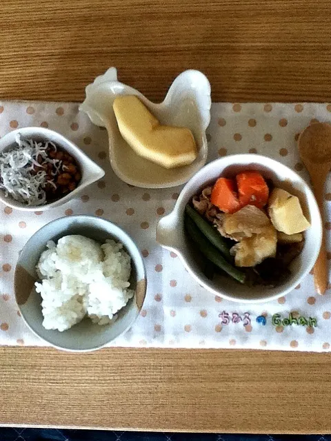 幼児食 ご飯、納豆しらす、肉じゃが、りんご|あっこさんのさん