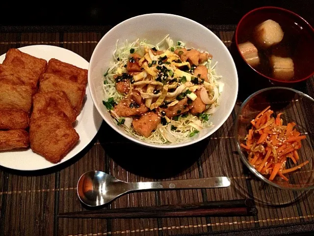 照り鶏キャベツ盛り丼、人参と油揚げの煮物、さつま揚げ|はるさん