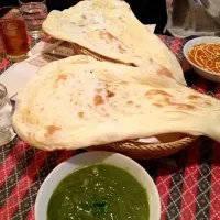 Snapdishの料理写真:ほうれん草チキンカレーとバターチキンカレー。|ちーほさん