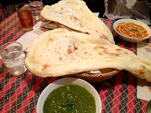 Snapdishの料理写真:ほうれん草チキンカレーとバターチキンカレー。|ちーほさん