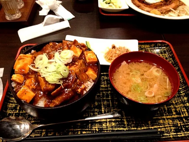 柏 豚娘 日替り丼(麻婆丼)|かむかまさん