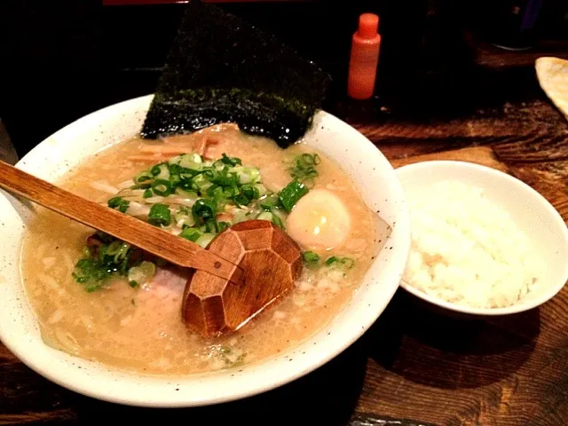 Snapdishの料理写真:市ヶ谷 百舌 塩ラーメン|かむかまさん