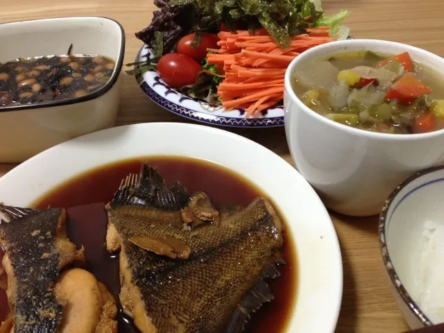 カレイの煮付け、ひじきの煮物、サラダ、豚汁の夕ご飯。やっぱりおうちが一番おいしい。|うみちづさん