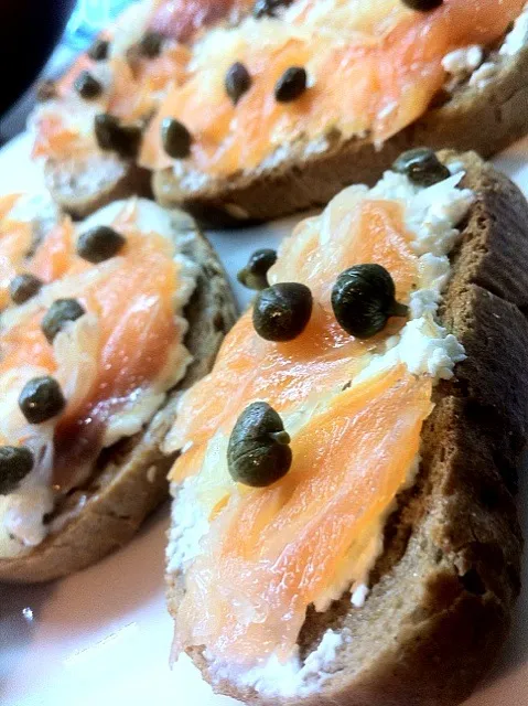 Salmon sandwiches with cottage cheese and capers|Zheni Todorovaさん