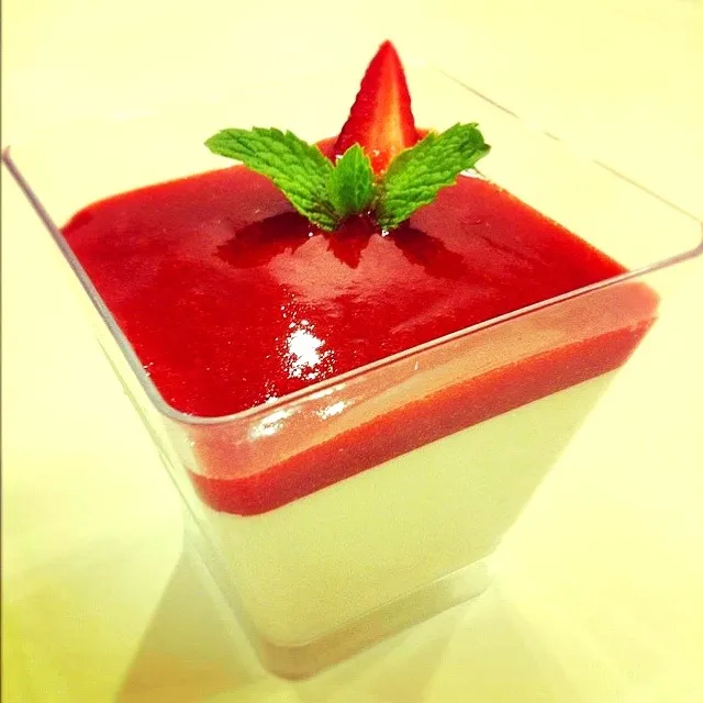 Strawberry Panna Cotta|kittimawadeeさん