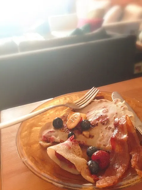 Snapdishの料理写真:Crepes w/ fruit salad and bacon|Gajanさん