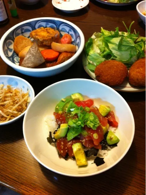 まぐろアボカド丼、カリカリジャコともやしの炒め物、おでん、竹園のコロッケとミンチカツ|きりママさん