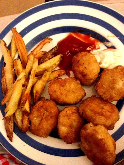 Homemade dirty chips & nuggets. Perfect after a day of rambling!|Hong-Anh Nguyenさん