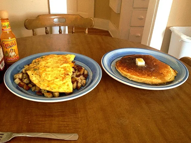 Snapdishの料理写真:Green pepper, tomato, onion, cheddar, and bacon omelet. Potatoes and pancakes.|bailey mcdowellさん