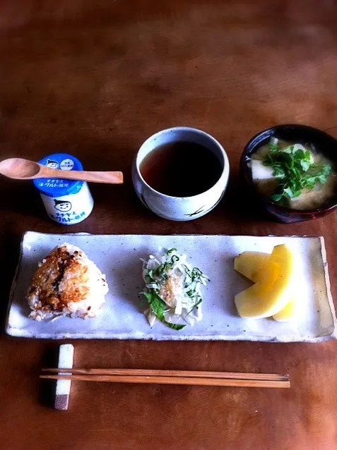 Snapdishの料理写真:ちりめん山椒入り焼きおにぎりの朝ご飯|つるたさん