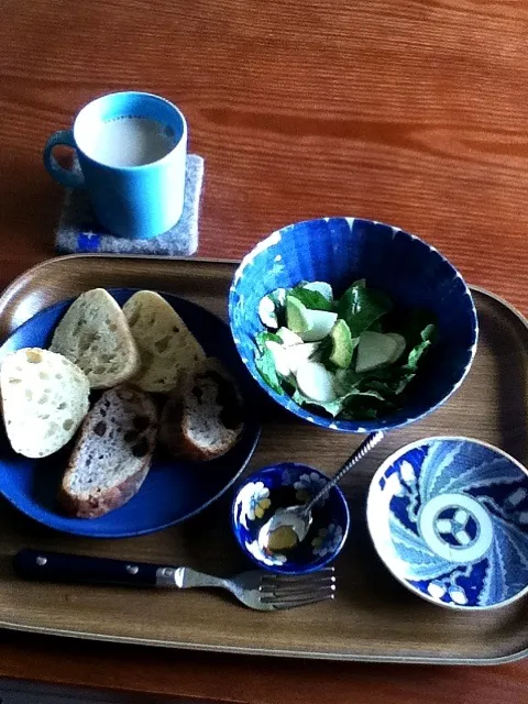 朝ご飯:カブ、アボカド、ルッコラのサラダ 豆乳ミルクティー パン|ヤマモトショウコさん