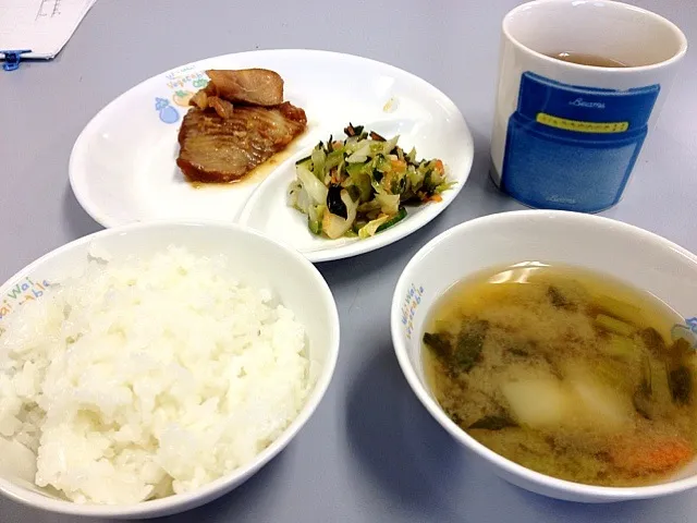 保育園の給食 煮魚 ・ 和風サラダ ・五目汁|horikiriさん