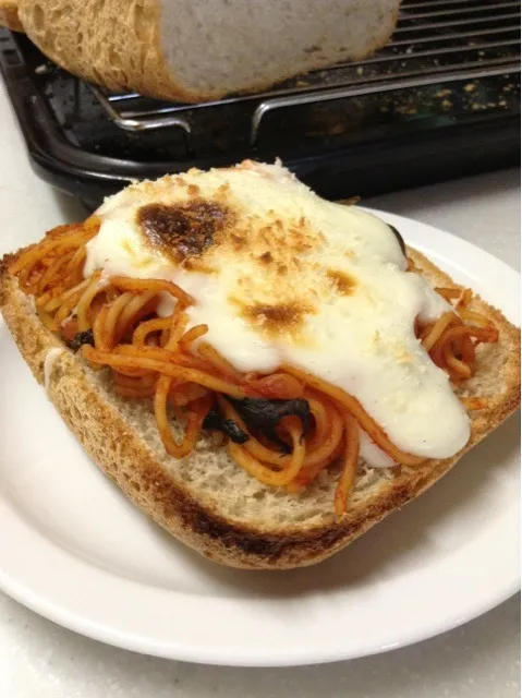 ホワイトソースかけパスタ全粒粉入り食パン|みかんさん