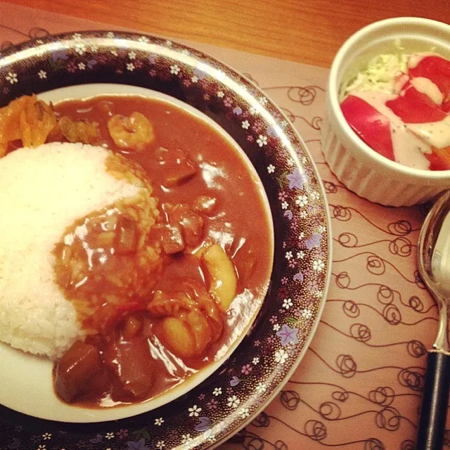 いつかのお夕飯♪  シーフードカレーライス  サラダ|ikukoさん