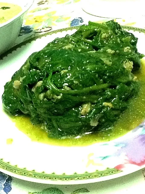 Snapdishの料理写真:Stir Fried Spinach with Oyster Sauce|Little Tomatoさん