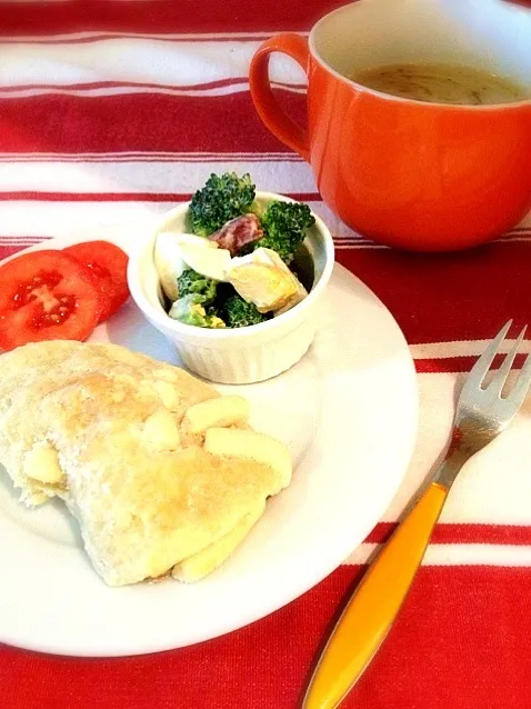 ナッツバターパンとブロッコリーのサラダ朝食|なぎささん