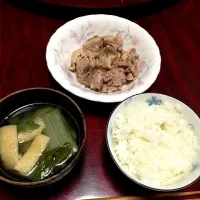 菜っ葉の味噌汁ともも肉の塩麹炒め|えーさん