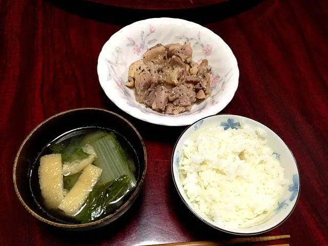 Snapdishの料理写真:菜っ葉の味噌汁ともも肉の塩麹炒め|えーさん