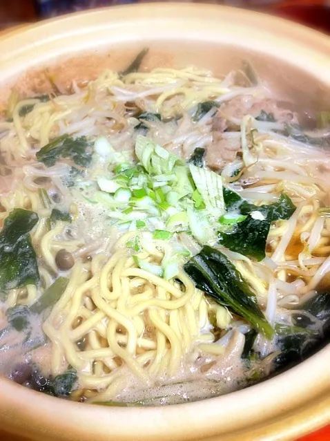 Snapdishの料理写真:J( 'ｰ`)し.｡oO（今夜はとんこつしょうゆ味ラーメン鍋よー）|kunikiさん