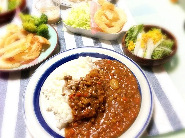 Snapdishの料理写真:トマトカレー＆オニオンリング|mjukさん