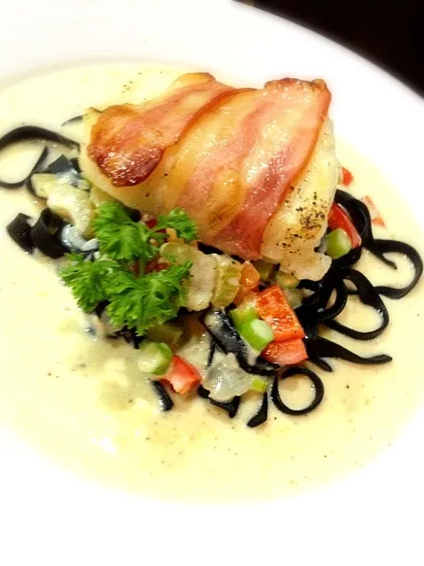 Black ink fettucini with creamy sauce|PhUnGさん