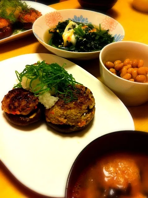 しいたけの肉詰め焼き、ほうれん草の玉子とじ、煮豆、お味噌汁。|liccaさん