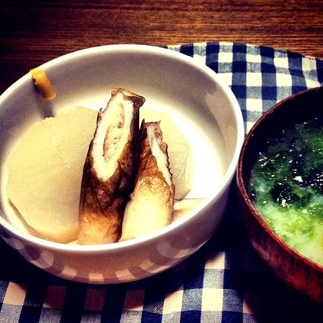 【今夜のウチご飯】大根と竹輪の煮物，鶏胸肉の照焼き，おさ海苔のお味噌汁仕立，新米。こういう寒い夜に，はふはふと大根を食べる幸せ。鰹の柔らかい旨みのお出汁で炊いた大根の美味しさよ。ルクで煮てるのでその日で十分うまうま～♪|takuya KAWANOさん