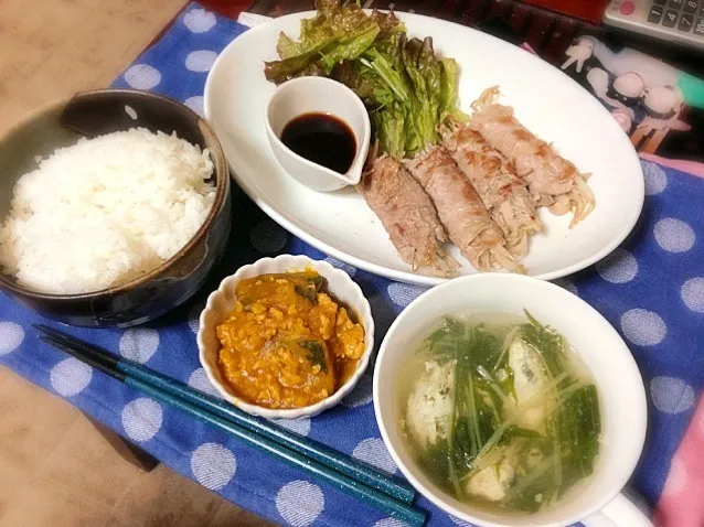 ポン酢で野菜の肉巻き、鶏だんごと水菜のスープ、かぼちゃのそぼろ煮の残り（笑）、サラダ|ハルさん