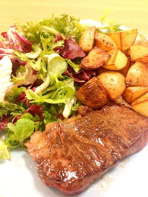 Snapdishの料理写真:Steak with Fried Potatoes and Salad|willklhさん