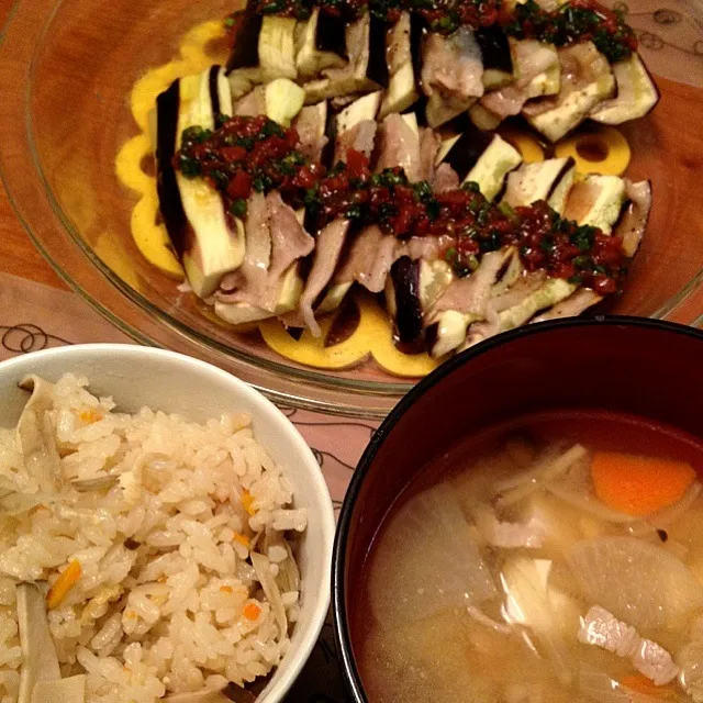 茄子と豚肉の蒸焼（梅肉ソース）、豚汁、炊き込みご飯、りんご|ikukoさん