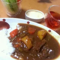 Snapdishの料理写真:牛すじカレーと野菜スティック  セブンのマヨ味噌ディップを真似っこ|うらちんさん