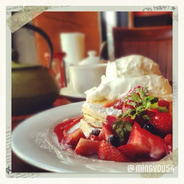 Strawberry & condense milk pancake  w/ Darjeeling tea|みん(๑・‿・๑)さん