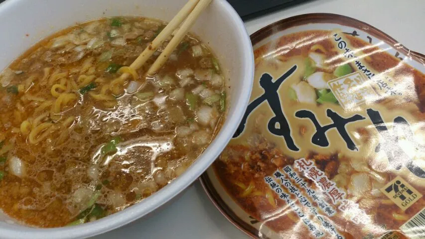 セブンイレブンで買ったすみれのカップ麺。不味くはないけど…期待以下でした。|SATOSHI OOCHIさん