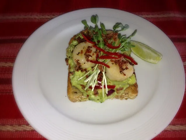 Seared scallops with bacon dust and crushed avocado on toast|Erwinさん