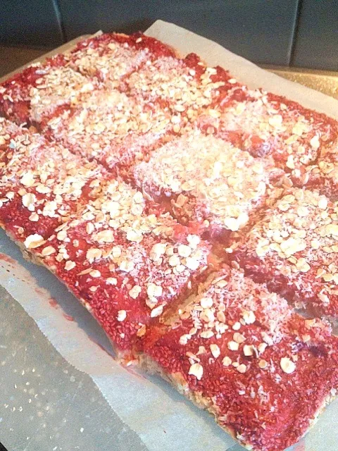 Strawberry coconut bars|charinsさん