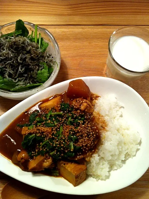 和風カレー（鶏もも肉、厚揚げ、大根、玉ねぎ、大根の葉）  ほうれん草とジャコのサラダ（ポン酢ごま油ドレ）|かわまきまきさん