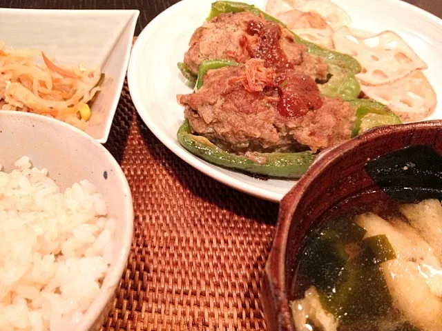 肉詰めピーマンの夕食。レンコンチップ添えました(^-^)|松浦有里さん