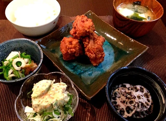 鶏の唐揚げ、アボカドのせサラダ、レンコンのゆかり和え、ピーマンとちくわの胡麻油和え、ワカメと豆腐の味噌汁、ごはん|サチさん