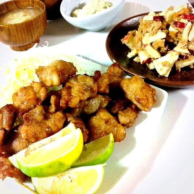 からあげ、キャベツと油揚げのお味噌汁、アボカドとクリームチーズのディップ、リンゴとあんずの胡麻和え|マメさん