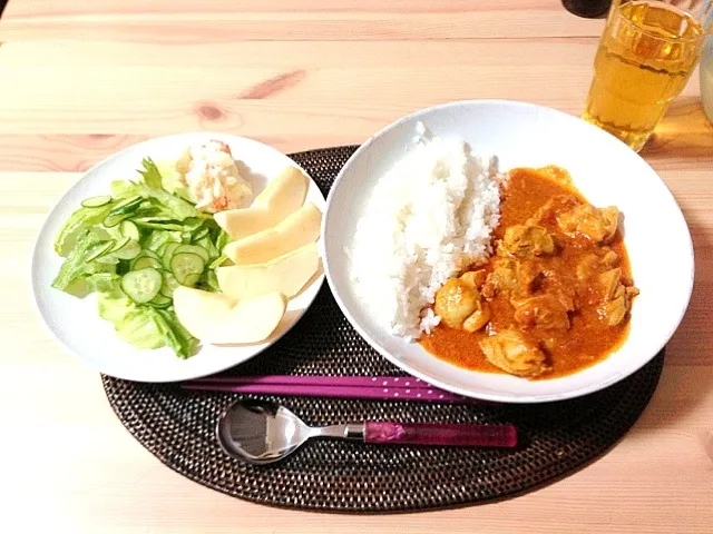 Snapdishの料理写真:バターチキンカレー、ポテトサラダ、サラダ、リンゴ♡|ERIさん