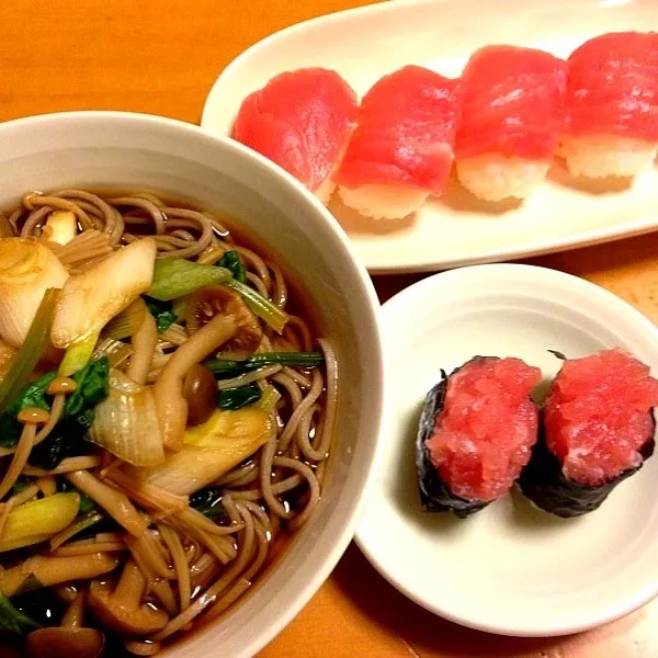 今日の晩ご飯は、手作りなんちゃって握り寿司と、きのことほうれん草のお蕎麦。|chacoさん